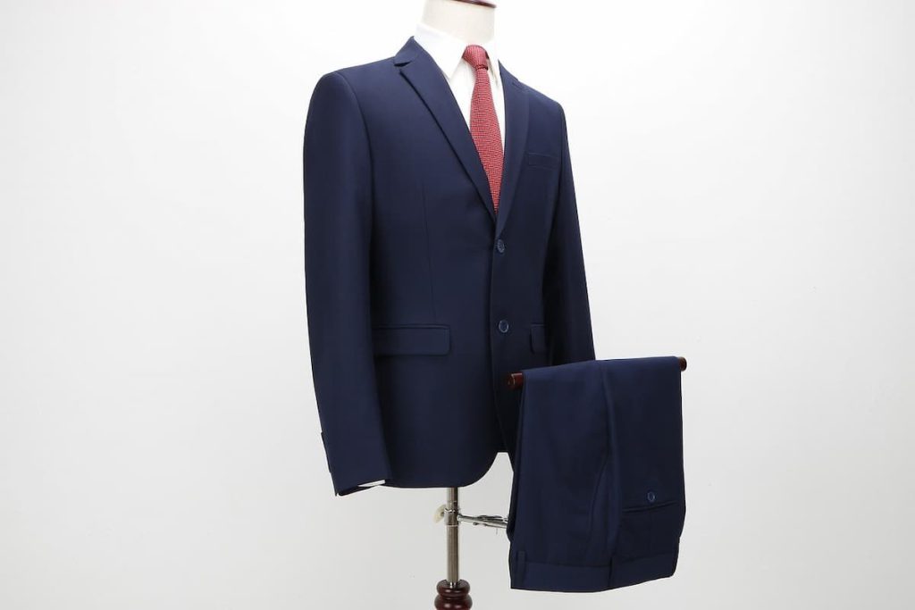 Costum barbatesc pe umeras